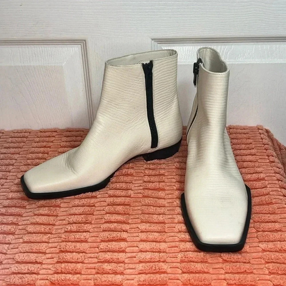 Frame Denim Shoes - FRAME LeMaddox Lizard bootie EU 36 white boot black zipper - very sexy!  EUC
